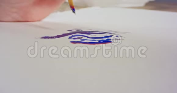 用丙烯颜料在纸上画大笔笔视频的预览图