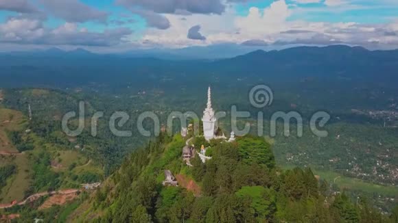鸟瞰斯里兰卡的Ambuluwawa寺风景秀丽青山绿水视频的预览图