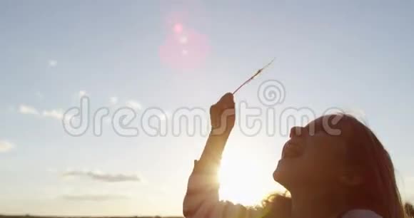 在户外用魔法魔杖为小女孩做特写视频的预览图