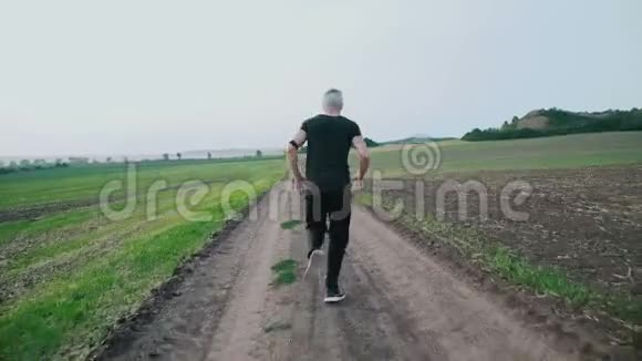 慢跑者在美丽的大自然上奔跑着4K视频的预览图