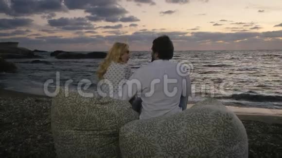 恋爱中的夫妻在海边争吵视频的预览图