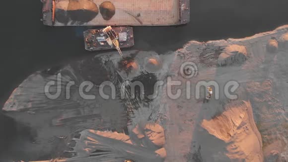 起重机将沙子和砾石装载到驳船上进行河流运输视频的预览图