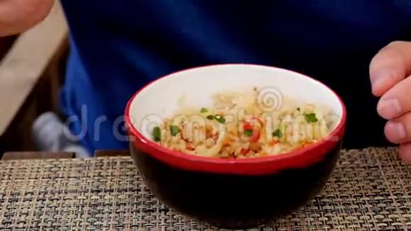 在中国餐馆吃米饭和蔬菜视频的预览图
