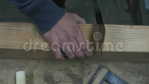 乔纳用日本锯锯锯木横梁视频的预览图