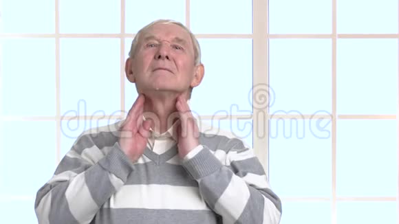 老人感到喉咙疼痛视频的预览图