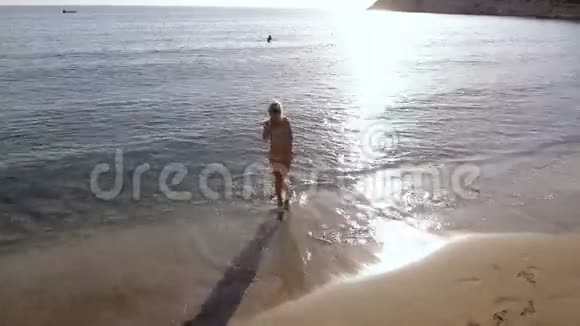 美丽的金发女郎在海边玩得开心视频的预览图