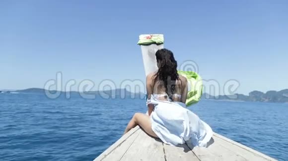 坐在泰国船鼻上的美丽女人年轻女孩享受风的后景视频的预览图