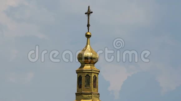 东正教教堂圆顶顶上有金色十字架天空阴云密布视频的预览图