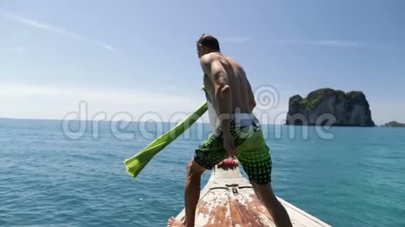 人从长尾船跃入水中鼻后观泰国年轻游客海上度假视频的预览图