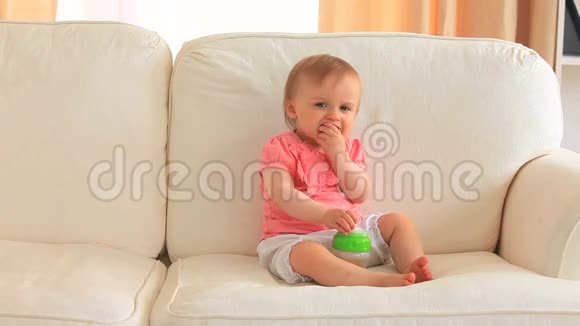 婴儿在沙发上吃饭视频的预览图