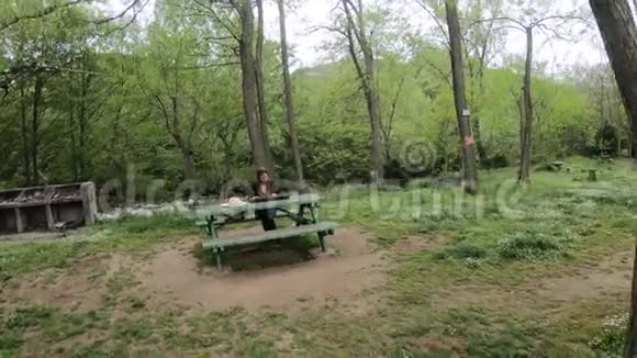法国一个公园的桌子上放着合成器的年轻美女视频的预览图