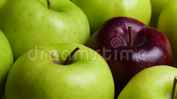 绿苹果里的红苹果桌子上有许多苹果健康饮食视频的预览图