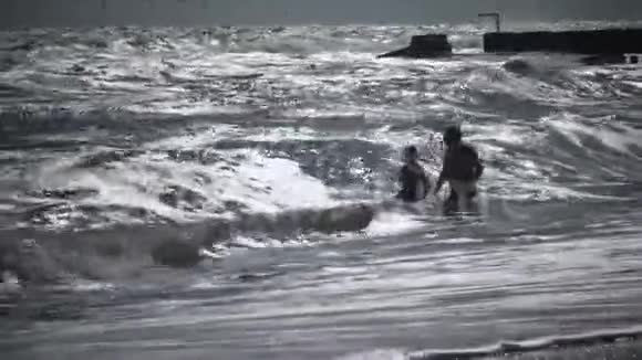 UKRAINEODESSA2017年10月08日海上一场强风暴极端分子在海上洗澡视频的预览图