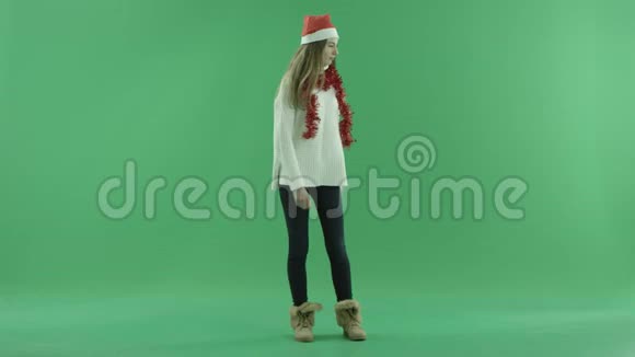 戴着圣诞帽的漂亮年轻女士叫人来背景色键视频的预览图