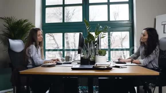 两名白种人女建筑师在办公室工作视频的预览图