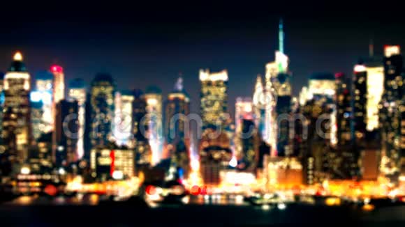 夜晚的城市背景明亮的摩天大楼和街道交通视频的预览图