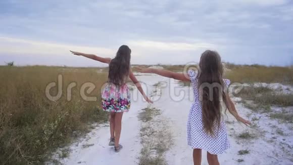 少女们沿着马路奔跑像翅膀一样张开双臂视频的预览图