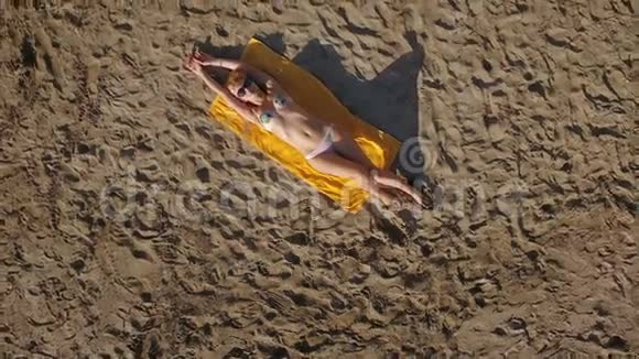 迷人的少女在海边晒日光浴视频的预览图