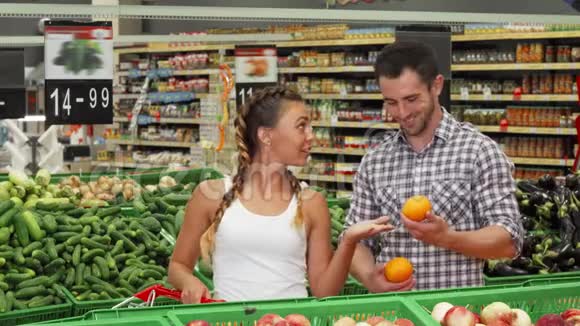 年轻夫妇在超市买杂货视频的预览图