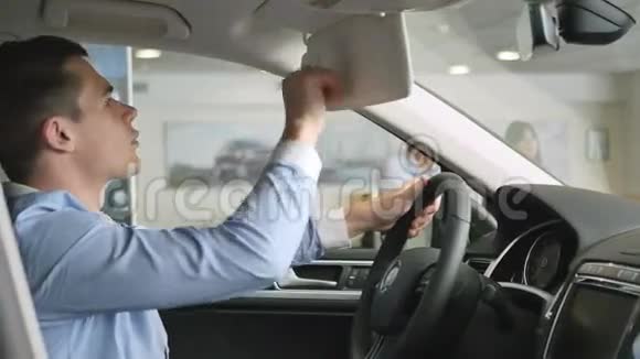 坐在车里的人放下面罩视频的预览图