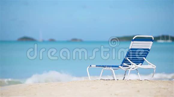 一张白色热带加勒比海海滩的躺椅视频的预览图