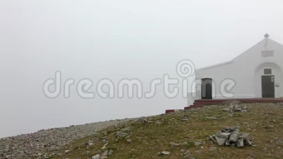 在薄雾中的克罗格帕特里克顶上的教堂视频的预览图