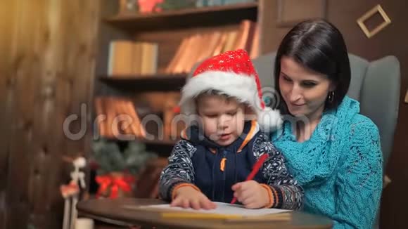 妈妈和小儿子写信给圣诞老人视频的预览图