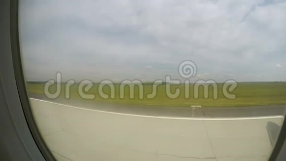 飞机起飞跑道上升空中高度窗户绿色景观视频的预览图