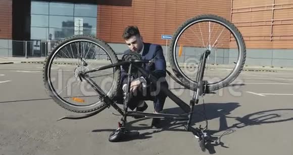 一辆新自行车与一个穿西装的年轻商人相撞视频的预览图