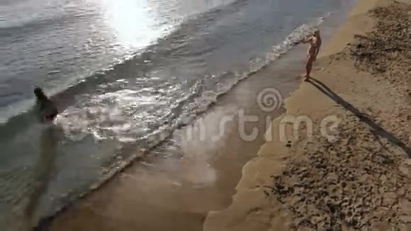 那个女孩在海边拍了一张迷人的女孩的照片视频的预览图