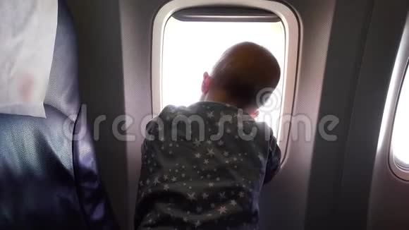 一个一岁的孩子望着飞机的窗外视频的预览图