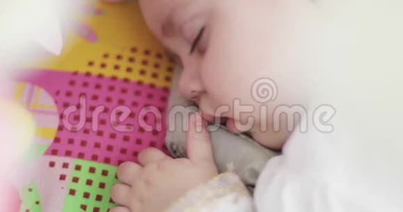 合上熟睡幼儿的脸视频的预览图