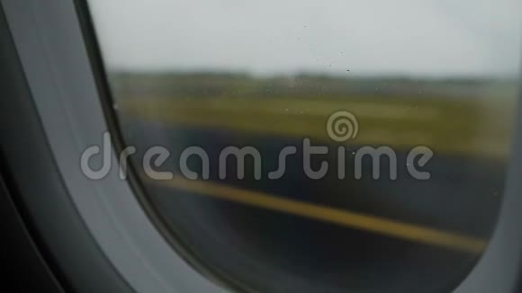 飞机在机场成功着陆后沿跑道飞行飞行恐惧症视频的预览图