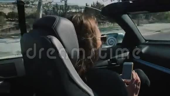 女孩正坐在副驾驶座上打电话视频的预览图