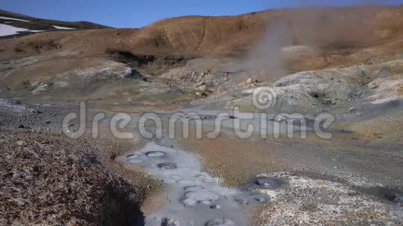 火山景观温泉周围活跃的富马菌视频的预览图