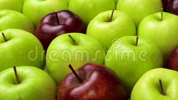 绿苹果里的红苹果桌子上有许多苹果健康饮食视频的预览图