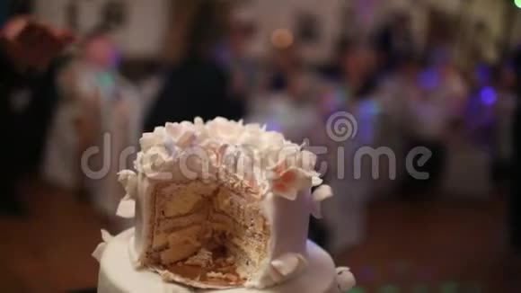 美丽的白色精致的婚礼蛋糕视频的预览图
