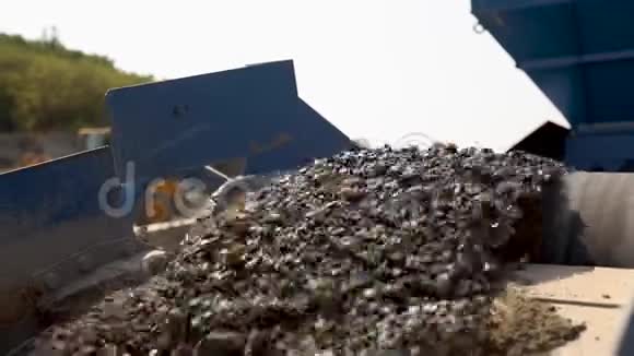 碎石或沥青在沥青厂内沿路径移动室外沥青制作视频的预览图