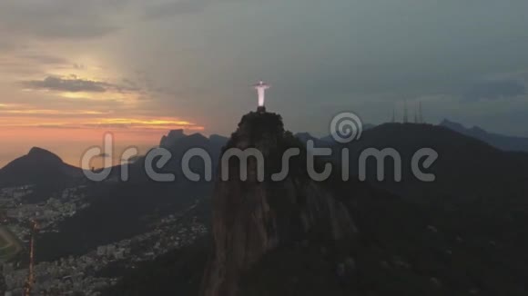 傍晚日落时分在里约热内卢山上的基督山雷丹托基督救赎者雕像纪念碑上呼吸空中景色视频的预览图