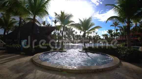 蓬塔卡纳酒店度假胜地的室外热水浴缸按摩浴缸和游泳池水疗背景视频的预览图