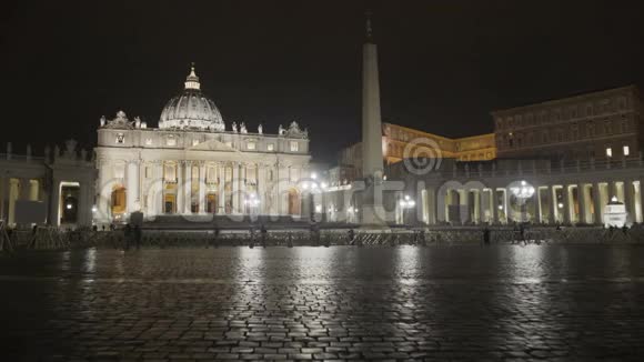 参观意大利地标梵蒂冈主要教堂的人的夜间时间视频的预览图