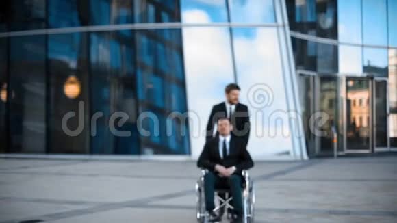 有创意办公室背景的残疾商人视频的预览图
