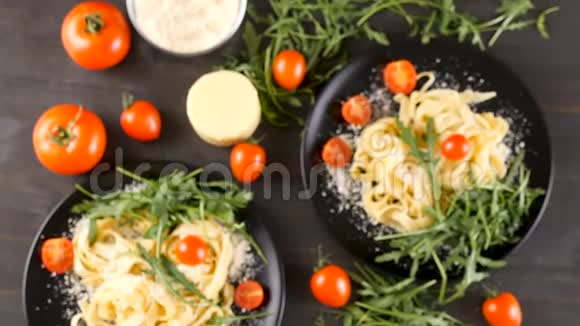 两个黑色盘子里健康美味的意大利面食视频的预览图