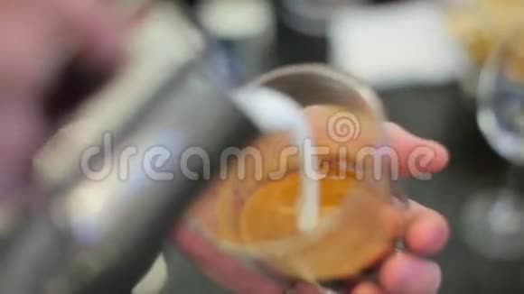 咖啡师在咖啡中加入牛奶视频的预览图