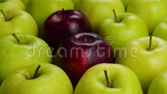 绿苹果里的红苹果桌子上有许多苹果健康饮食视频的预览图