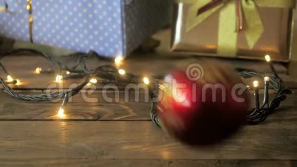 特写慢镜头红色圣诞宝贝掉下来滚动视频的预览图