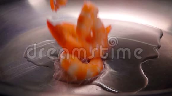 皮虾被放在装有水的煎锅上视频的预览图