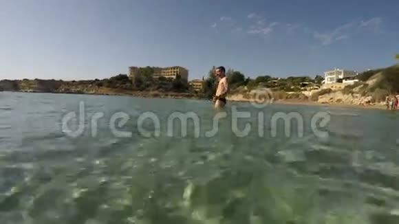 年轻人在海洋沿岸擦脸视频的预览图