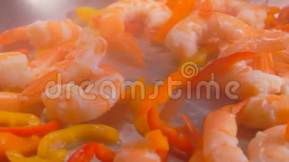 虾和辣椒都掉进油锅里了视频的预览图