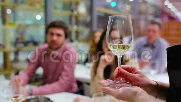 贴身侍酒师在酒糟上用玻璃杯摇晃白酒视频的预览图